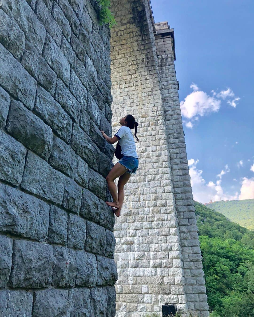 野中生萌さんのインスタグラム写真 - (野中生萌Instagram)「Can’t look at buildings without thinking about climbing on them...🤔💬🌉🧗‍♀️🤷🏻‍♀️ ——————————— #インスタぱくる @mn1516 #climbing #bouldering #buildering #bridge #クライミング #ボルダリング #橋」6月30日 23時46分 - nonaka_miho