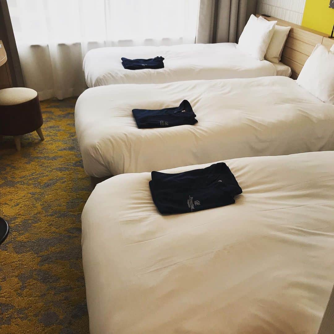 ハチミツ二郎さんのインスタグラム写真 - (ハチミツ二郎Instagram)「オレの今日のホテル おまかせプランで予約したら ひとりなのに3ベッド！！！」6月30日 23時48分 - jirohachimitsu