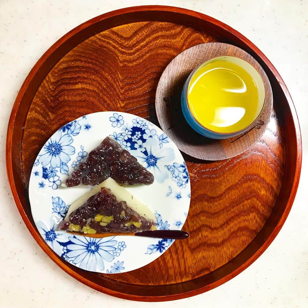 紀伊さつきのインスタグラム：「今日はなんの日？ #夏越の祓 #水無月 #茅の輪くぐり #京都  #和菓子 #若菜屋 #栗 #よもぎ #穢れ #さよなら #下半期も頑張る  #6月30日」