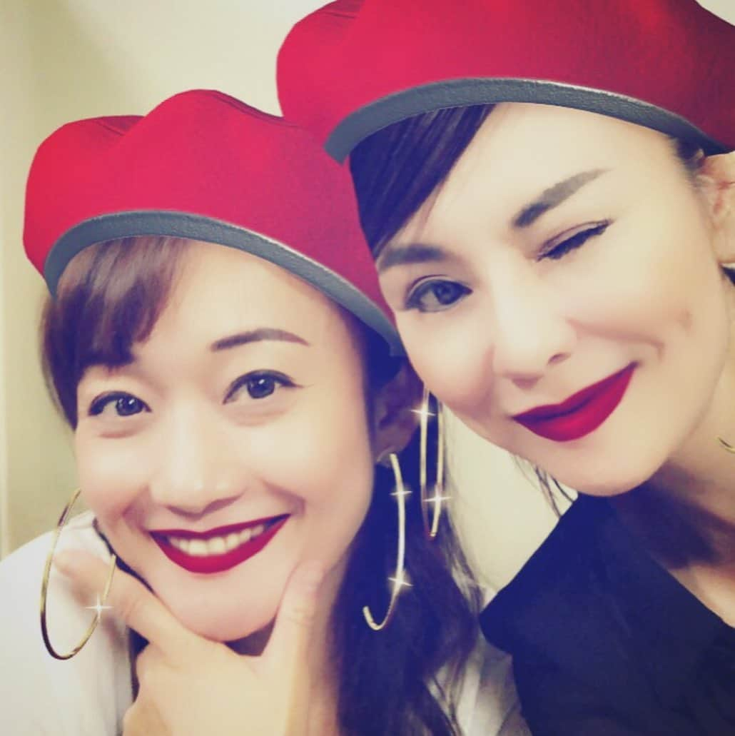 大山恵理乃さんのインスタグラム写真 - (大山恵理乃Instagram)「＊ ルミネtheよしもと 出番の日。 ・ ・ 最近知ったアプリで遊ぶ。 楽屋にて。 #私おかまみたい ・ ・ #このお腹は誰でしょう #お腹たぷたぷ #不健康  #なのにトマトジュースて #健康気にしとんのか〜い！ (￣▽￣) / ・ ・ #おじいちゃん #マイペースに新聞タイム #癒される ・ ・ #差し入れ #キーヤキッス の頃からのファンの方 #ありがとう ・ ・ #ルミネtheよしもと  #ほんこん班コメディ  #たくませいこ #北条ふとし #カートヤング #どくろ団  #大山恵理乃  #こんなアプリあるん知らんかった #知るん遅すぎる」6月30日 23時57分 - erino_ohyama