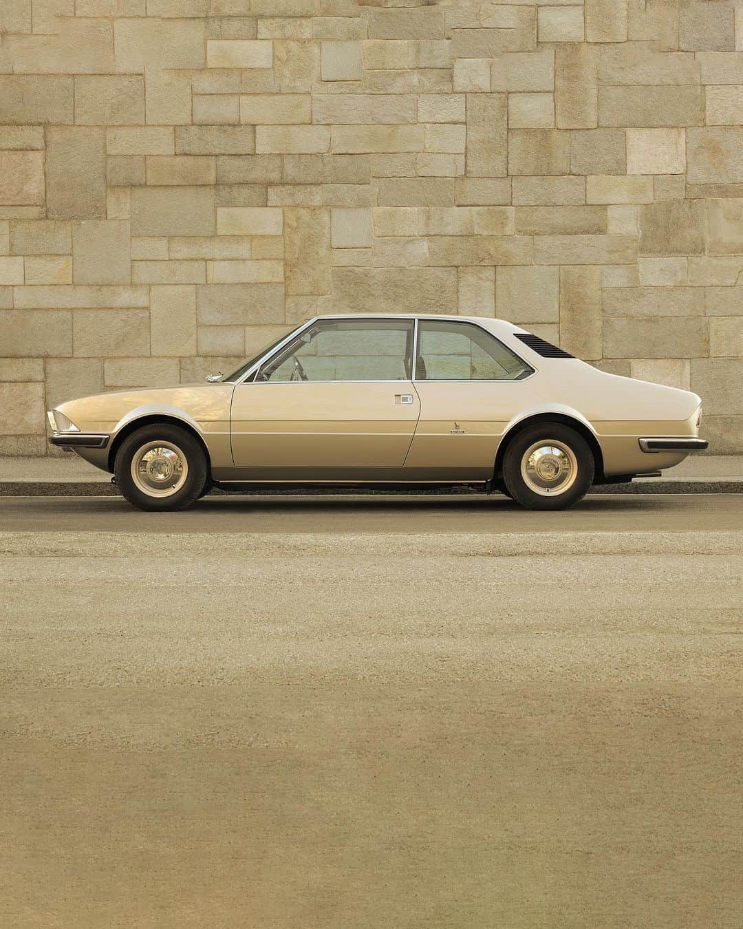 BMWのインスタグラム：「Take a look at this reminder of luxury 1970s design. The BMW Garmisch. #BMW #Garmisch #BMWClassic」