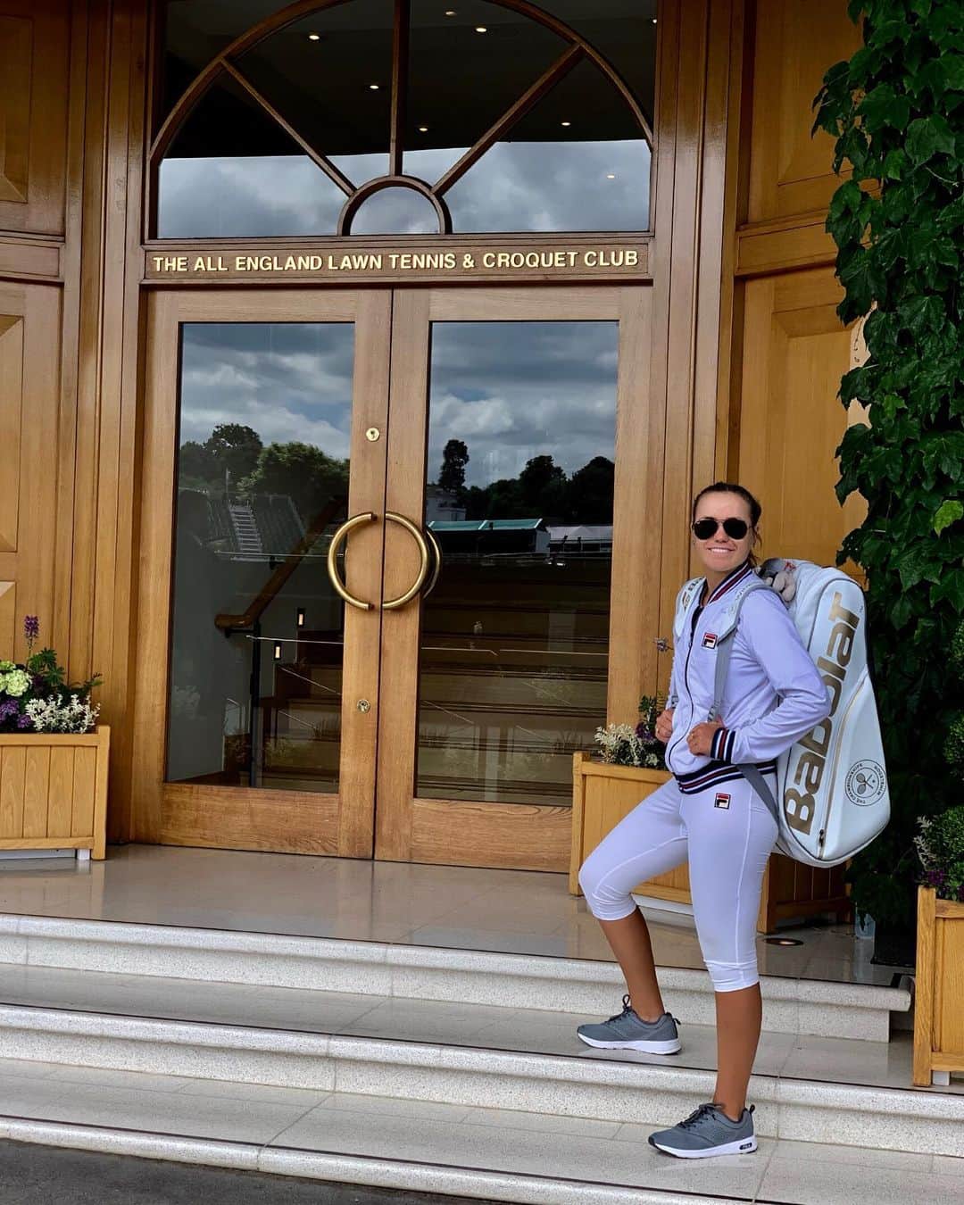 のインスタグラム：「So happy to be back here @wimbledon 💜 @babolat #PureDrive #WeLiveForThis」