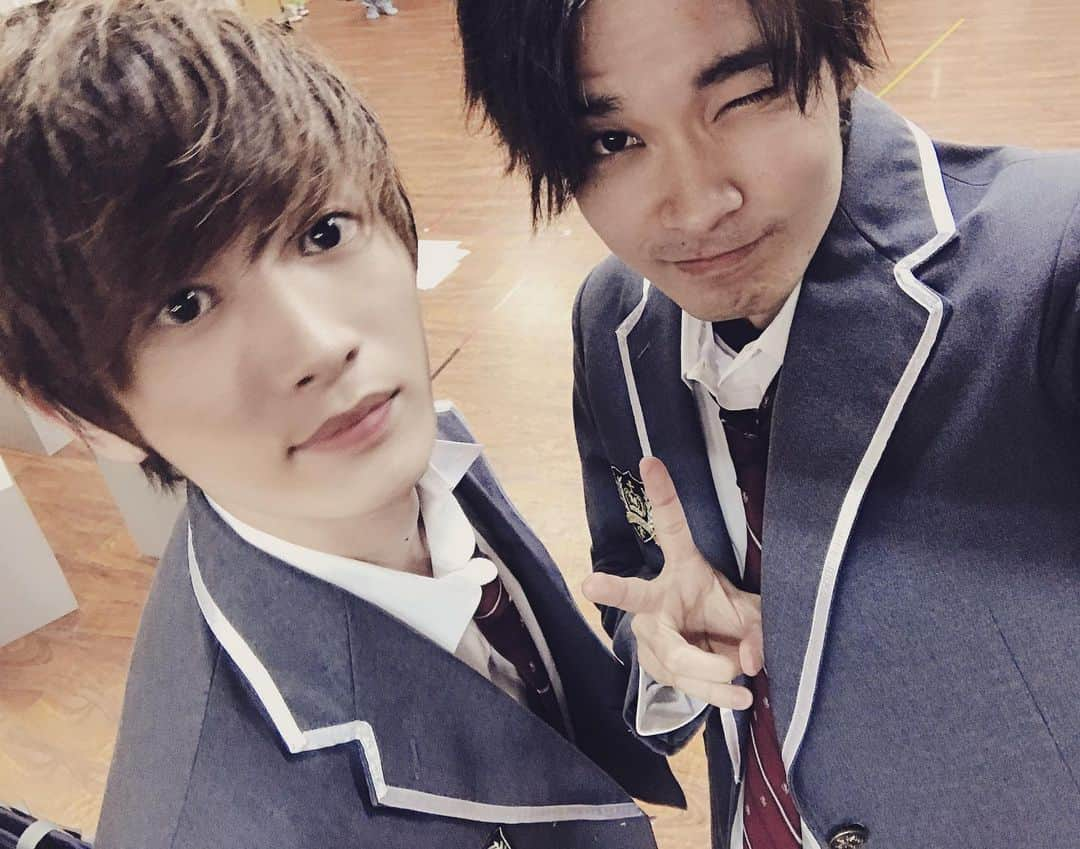 若菜太喜さんのインスタグラム写真 - (若菜太喜Instagram)「舞台『進学!Hi!SCHOOL!!』 最終稽古が終わりました♪ 稽古に参加できた日数はたったの7日間だけでしたが、本当に濃くて楽しい時間でした😆今回だいぶ遅れての参加で、合流する前は「セリフ覚えられるかなぁ」とか「みんなと仲良くなれるかなぁ」だとか不安なことがたくさんありましたが、こうして人見知りの僕が馴染めたのも、そして無事いい状態で本番に臨めるのも、しっかりと長い期間稽古をして遅れた人たちを迎える体制を作ってくれたキャストのみんなと、座組のいい空気作りをしてくれた座長のなおぴーのおかげです！ 本番ではしっかりといいモノをお届けできる自信しかないので、まだ迷っているという方は是非来てください🙇‍♂️素敵な座組。しっかりとなおぴーについていきます！！！ http://ticket.corich.jp/apply/100532/008/ ↑チケット予約改めてお願いします！！！！！ #舞台 #進スク #最終稽古 #役者 #俳優 #若菜太喜 #followme #thankyou」7月1日 0時03分 - taiki_wakana