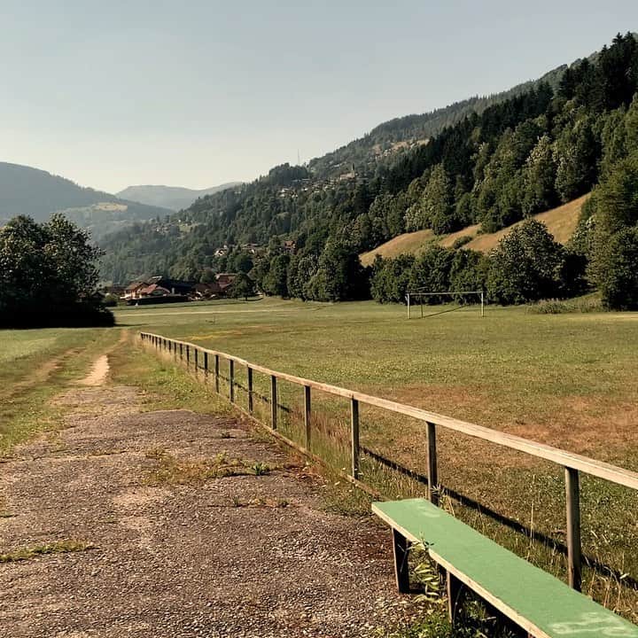 ベネディクト・ヘーヴェデスのインスタグラム：「‪Groß geworden sind wir alle auf dem Bolzplatz, heute gehört euch die große Bühne! Bis gleich im Stadion, @dfb_junioren! 🇩🇪🙏👊 #ESPGER ‬」