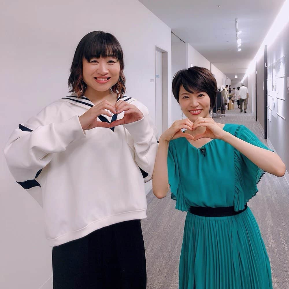 村井美樹さんのインスタグラム写真 - (村井美樹Instagram)「明日は、テレビ朝日系 7/1(月)20時半ごろからQさま！！の放送があります☺️ . プレッシャーマスドリルSP 関東デキマス軍団VS関西デキマス軍団 大反響！ケシマスで激突！！ . 新クイズで話題の「ケシマス」楽しかった〜！😆 . 写真は同じ関西チームの恋のキューピッド👼しずちゃん💕そして、初めましてのおふたり、今をときめく霜降り明星のせいやさんと粗品さんと✨ . 今回のお衣装は #ドレスブランドGIRL のロングドレスです。 鮮やかなブルーがお気に入り😍 . #村井美樹 #qさま #ケシマス #しずちゃん #霜降り明星  #テレビ朝日」7月1日 0時18分 - miki_murai_