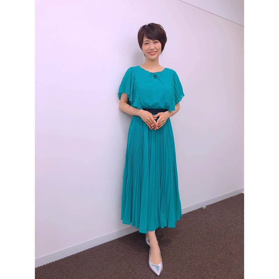 村井美樹さんのインスタグラム写真 - (村井美樹Instagram)「明日は、テレビ朝日系 7/1(月)20時半ごろからQさま！！の放送があります☺️ . プレッシャーマスドリルSP 関東デキマス軍団VS関西デキマス軍団 大反響！ケシマスで激突！！ . 新クイズで話題の「ケシマス」楽しかった〜！😆 . 写真は同じ関西チームの恋のキューピッド👼しずちゃん💕そして、初めましてのおふたり、今をときめく霜降り明星のせいやさんと粗品さんと✨ . 今回のお衣装は #ドレスブランドGIRL のロングドレスです。 鮮やかなブルーがお気に入り😍 . #村井美樹 #qさま #ケシマス #しずちゃん #霜降り明星  #テレビ朝日」7月1日 0時18分 - miki_murai_