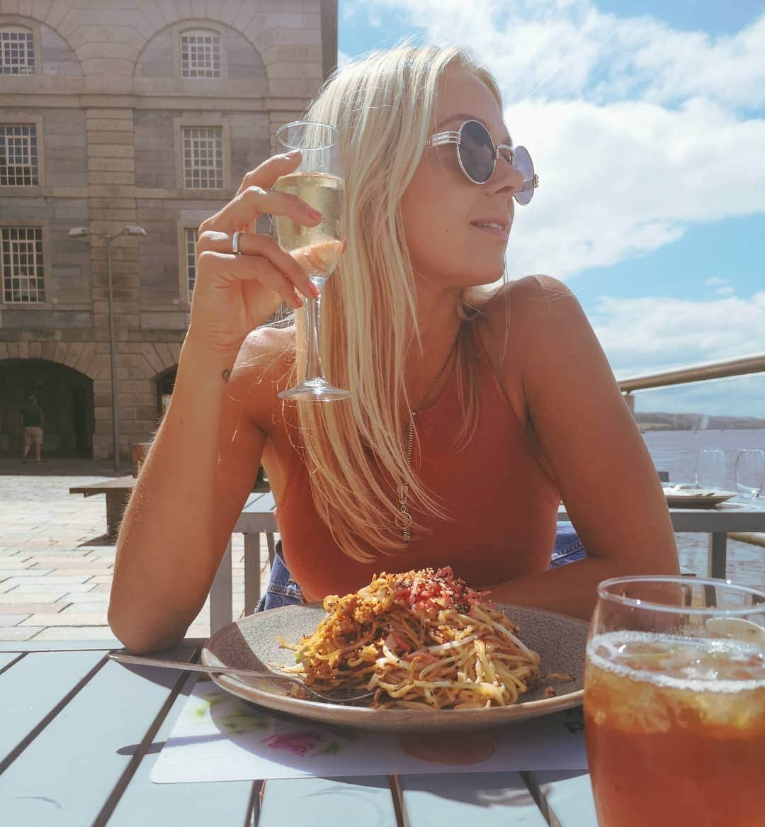 トニア・コーチさんのインスタグラム写真 - (トニア・コーチInstagram)「Save water... Drink Prosecco 🥂. . . . #prosecco #wagamamas #lunch #sunshine」7月1日 0時15分 - toniacouch