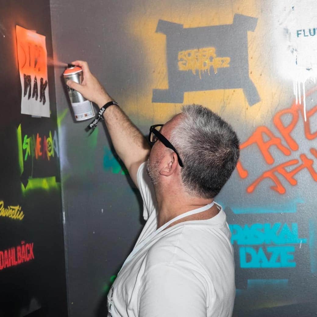 スティーヴ・アオキさんのインスタグラム写真 - (スティーヴ・アオキInstagram)「The @dimmak takeover in Montreal! Big hugs to @balenblanc & all the artists that joined us tonight!」7月1日 0時16分 - steveaoki