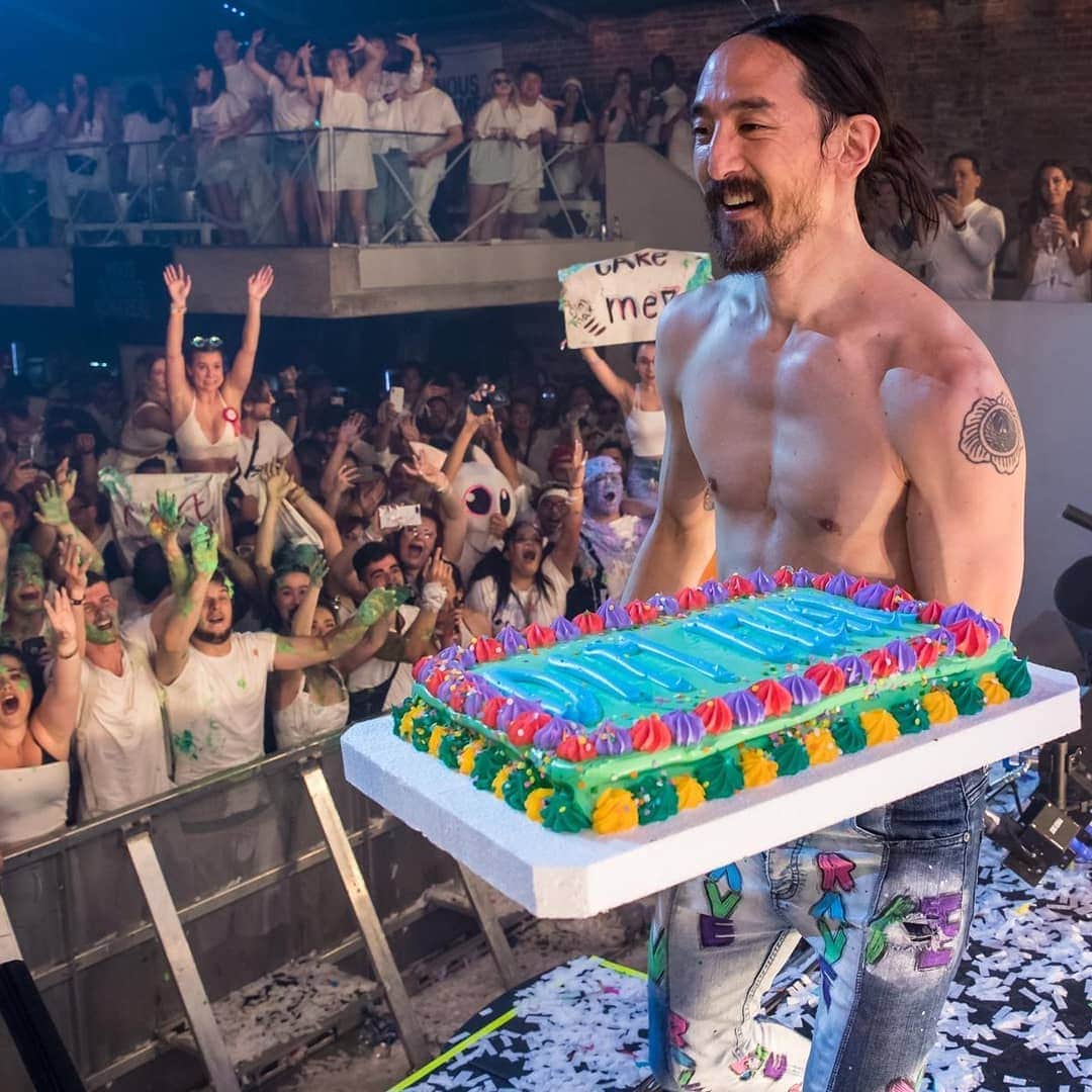 スティーヴ・アオキさんのインスタグラム写真 - (スティーヴ・アオキInstagram)「The @dimmak takeover in Montreal! Big hugs to @balenblanc & all the artists that joined us tonight!」7月1日 0時16分 - steveaoki