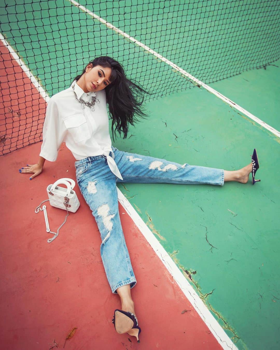 Gabriela Salesのインスタグラム：「E nós tá como? No chaum! Meu tipo de look fada sem erros: jeans + camisa branca. Look da coleção nova da @usegulegule ❤️❤️❤️」