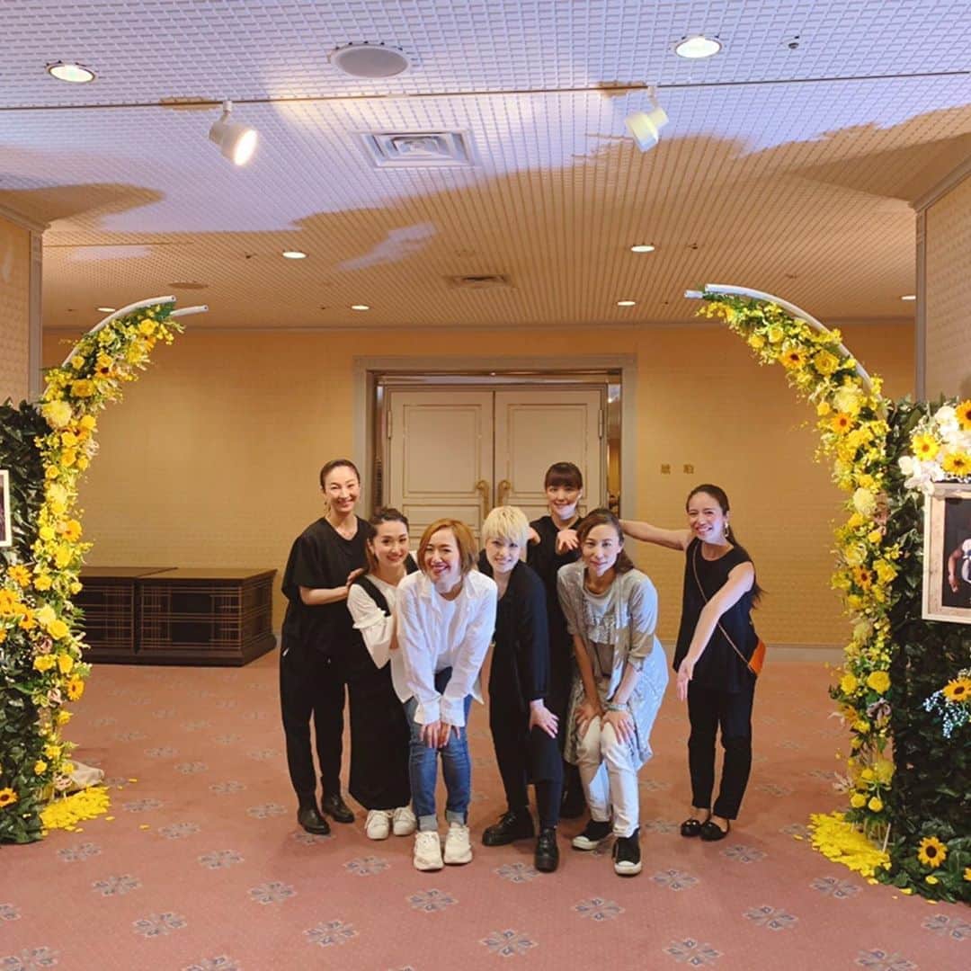 貴千碧のインスタグラム：「自分が軸で何か催し物をさせて頂くこと。 それはあらためて自分の周りの方、力になって下さっている方、関わって下さった全ての方に心からの感謝の気持ちを実感すること、そして責任を腹に据えることなのだということを学びました。 私1人では叶えることができなかったことが、 夢へのレールをひいてくださる方がいて 夢を紡いでくださる方がいて 手を貸してくださる方がいて 練って練って温めてくださる方がいて そしてお神輿を担いでくださる方々がいて  そこで初めて自分が立てるようになるのだなと思います。  今まで組を支えてきてくれた大黒柱の方々、そして今でも個人個人で何かをされてる方々を心から尊敬します。  大好きな仲間と最高の場所で、最高のお客様方の前で 沢口千恵さんに作って頂いた作品を 小田島夏希先生につけて頂いた振りを 古垣未来さんに生み出して頂いたメロディを YUKOさんに歌って頂いた心を ひろこに支えてもらったパフォーマンスを 宮城愛さんにセットして頂いたスタイルを 観て頂けましたこと、 私が伝えたかった思いを少しでも感じて頂けましたこと  心の底から幸せに思います。  今はただ、ただ、 貴千碧ダンストークライブに携わって下さいました皆様と観にいらしてくださいました皆様に 「皆様のおかげで幸せです。 心の底からありがとうございました」 とお伝えしたいです。  たくさんのお手紙や差し入れ、インスタやラインなどへのメッセージ、本当にありがとうございました！！ そして朝からお忙しい中素敵なお花とお手紙を持って応援に駆けつけてきてくださいました南風舞さんとマネージャーさんのかなみさん、元気の出る素敵なお花を贈って下さった瀧川末子さん、 忙しい中来てくれた同期の麗百愛ちゃん、上級生の鈴奈沙也さん、鶴美舞夕さん、そして最高のウエルカムフラワーとウエルカムボードを作って下さったらんすいえんさん 力を貸してくださいました全ての皆様‼️ 「本当に本当にありがとうございました‼️‼️」 #幸せ」