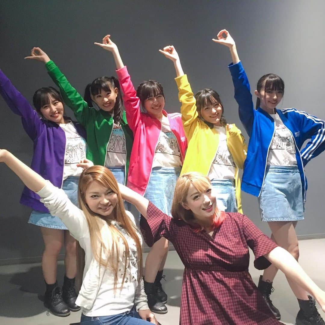 真境名ナツキのインスタグラム：「【スターダストの思い出④】 たこやきレインボーさんと💜💚💗💛💙 Rainbow ~私は私やねんから〜をカバーさせていただいたのもほんと嬉しかったな❤️ ２つめの動画は去年の音霊の！ くるみちゃんに「いつか一緒にレインボー歌いましょうね！」って言ってもらえたのは叶わない夢になっちゃったけど、どこかの会場で客席で踊ってると思うわ❤️（迷惑www） ちなみに昨日の家族でお疲れ様会の二次会でカラオケ行った時も歌いましたwww #たこやきレインボー #たこ虹 #たこ虹家族 #スターダスト #スタダ」