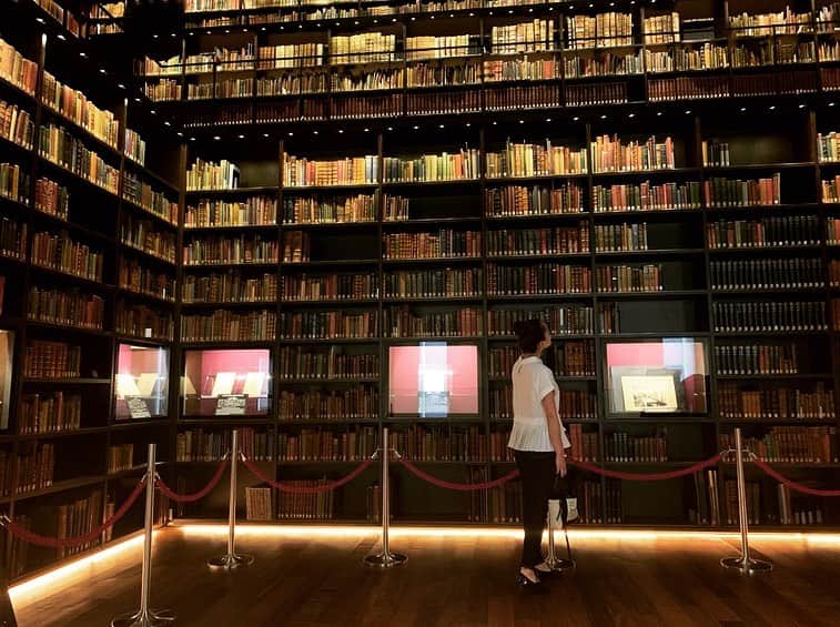 佐野伶莉のインスタグラム：「_ ずっと行きたかった、東洋文庫ミュージアムへ！！ 日本一美しい本棚と言われているモリソン書庫📕この空間本好きにはたまらない♡ 六義園がすぐそばだったので、六義園も🌳  #東洋文庫ミュージアム#モリソン書庫#六義園」