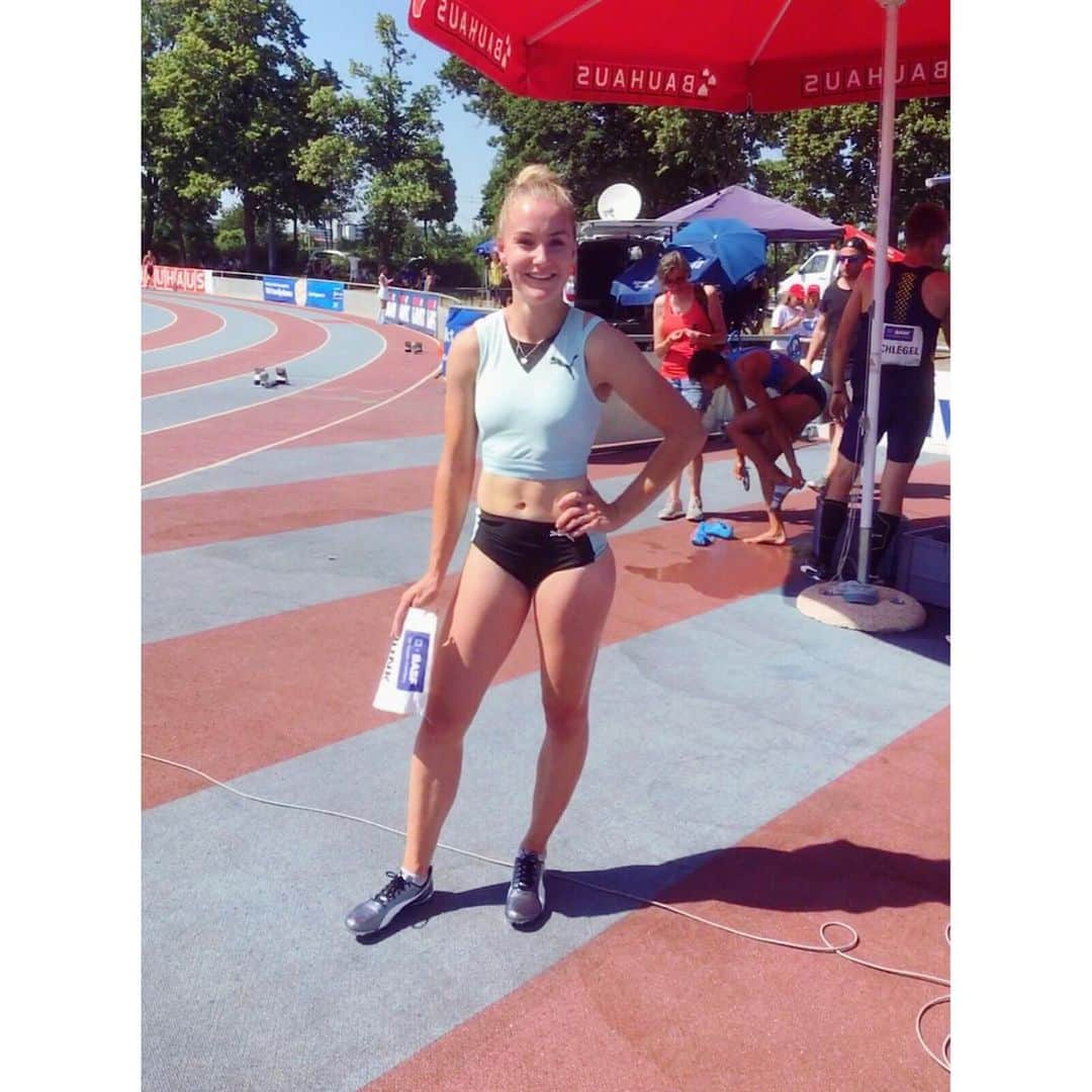 Sophia JUNKさんのインスタグラム写真 - (Sophia JUNKInstagram)「Happy me! Heute bin ich in Mannheim im Rahmen der #juga eine neue Bestzeit über 100m gelaufen 🥳. Mit der U23 4x100m Staffel konnten wir in 43,28 Sekunden eine super Saisonbestleistung aufstellen.  Trotz der krassen Hitze war es ein erfolgreicher Wettkampf, der mir riesige Motivation auf die U23 Europameisterschaft gemacht hat 🙌🏼! #trackgirl #trackandfield #puma #pumaathlete #gipfelstürmer #spitzensportförderung #polizeirlp #thankful *ad」7月1日 0時22分 - soqhiia