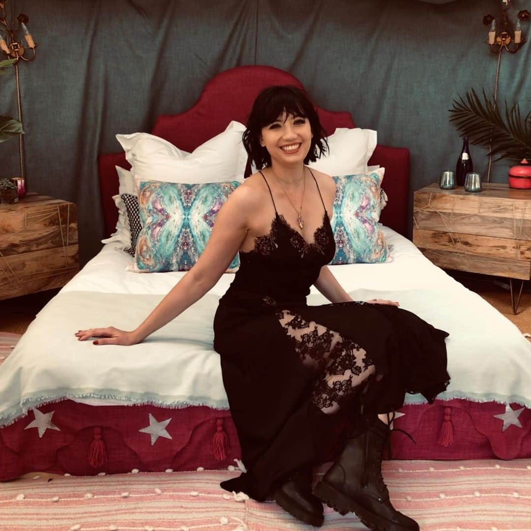 デイジー・ロウさんのインスタグラム写真 - (デイジー・ロウInstagram)「Couldn’t be more grateful for the ultimate festival digs @glastofest this year, courtesy of @theyurtel and  @gallery.beautiful 🌺 With a stunning menu from @jasminehemsley it is certainly the most delicious and nourishing experience so far and  with daily beauty from @lisacaldognettomakeup the whole weekend has been made so special.  So much love to everyone involved in creating such a lovely weekend and for looking after me so beautifully! 🌸」7月1日 0時23分 - daisylowe