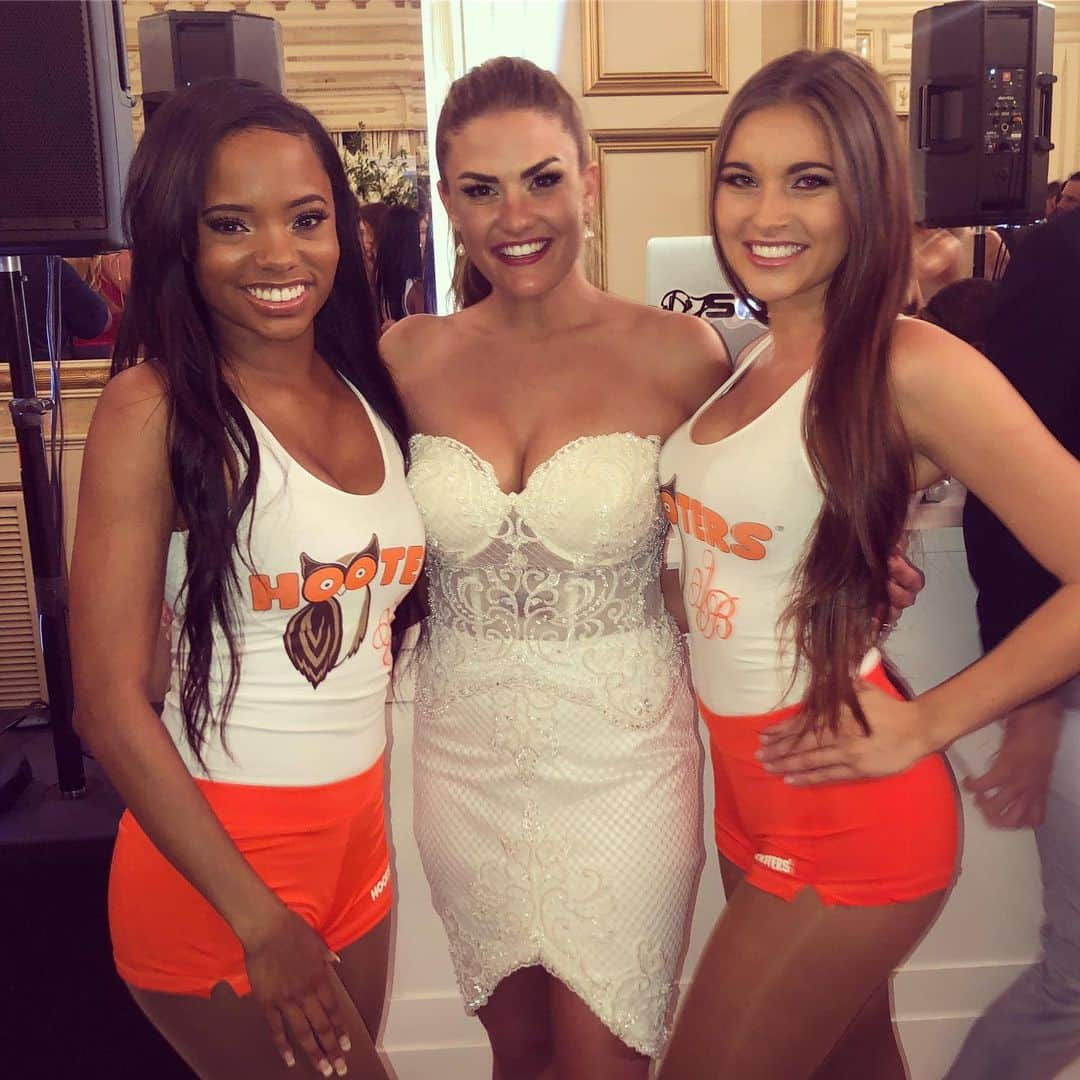 Hootersさんのインスタグラム写真 - (HootersInstagram)「Congrats @brittany and @mrjaxtaylor!! 🍾💍 Wishing you a marriage full of love and chicken wings! #jaxgotitwright #jaxandbrittany #totsoflove」7月1日 0時33分 - hooters