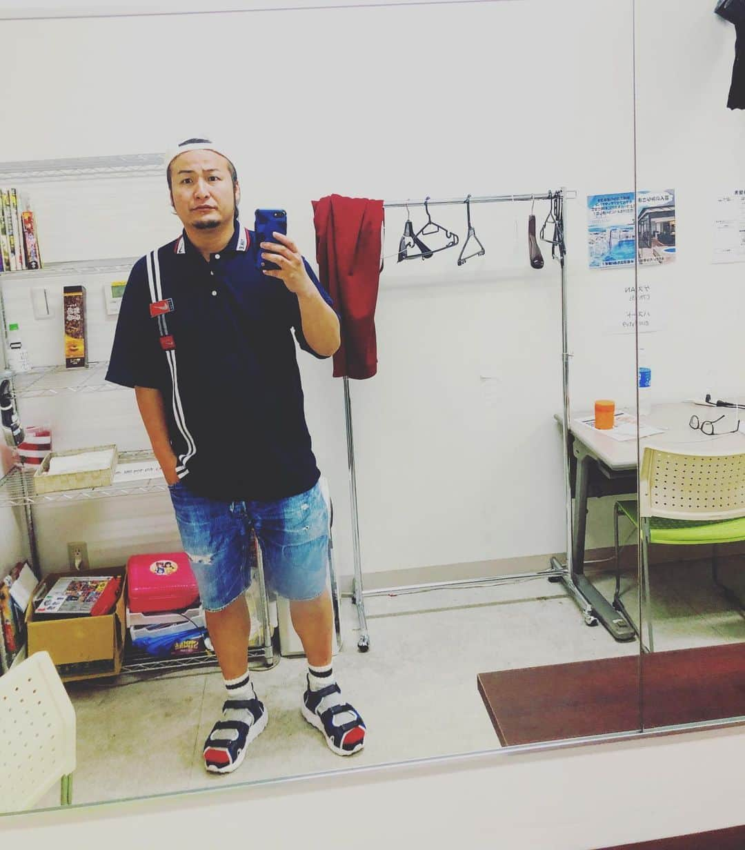 石山大輔さんのインスタグラム写真 - (石山大輔Instagram)「沖縄の楽屋が世界一涼しいかもしらん。。 沖縄でネタを試してきました。 毎度のことですが、精神と時の部屋って感じです。  微調整の連続！  幕張で「バンビーノランド」あります！  親子券、絶賛発売中です！ 親1人につき中学生以下無料です！  プラスマイナスさんの漫才と、安村さんの僕が大好きなネタがあるので、それをやって貰おうと思います！  お母さん方も何も気にせずに来てください！ 客席から話しかけてくる子供もいますし、泣いても大丈夫です！  #沖縄花月 #新ネタできました  #talkingabouttheabstraction  #nike  #whitemountaineering  #スニーカーサンダルの便利さ #帽子はキム兄こと #木村祐一さんにいただいた  #バンビーノ #芸人 #幕張のモーニングライブに是非 #めちゃ好きな先輩」7月1日 0時34分 - daisukecccc