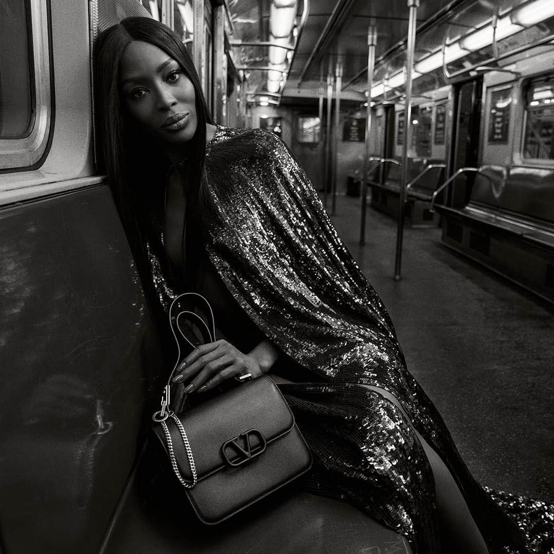 Valentinoさんのインスタグラム写真 - (ValentinoInstagram)「Stories created by way of inference and imagination. For the Valentino Garavani #PreFall19 accessories campaign, @Naomi carries the new #VSLING bag, photographed by @inezandvinoodh under the creative direction of @pppiccioli.」7月1日 0時26分 - maisonvalentino