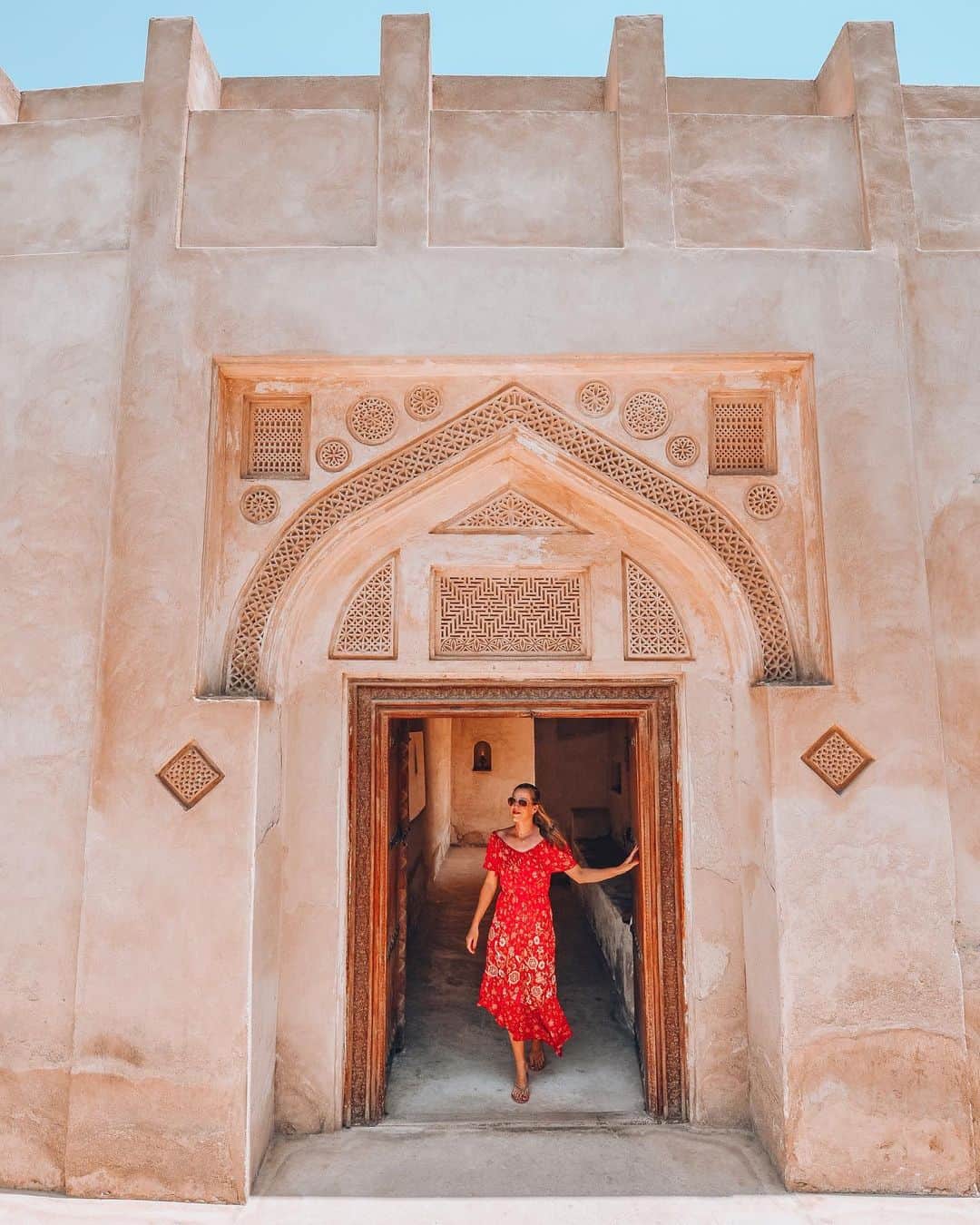Izkizのインスタグラム：「Exploring old Muharraq houses in Bahrain 🇧🇭 @tourismbahrain #bahrainalwayswarmer #BahrainOursYours」