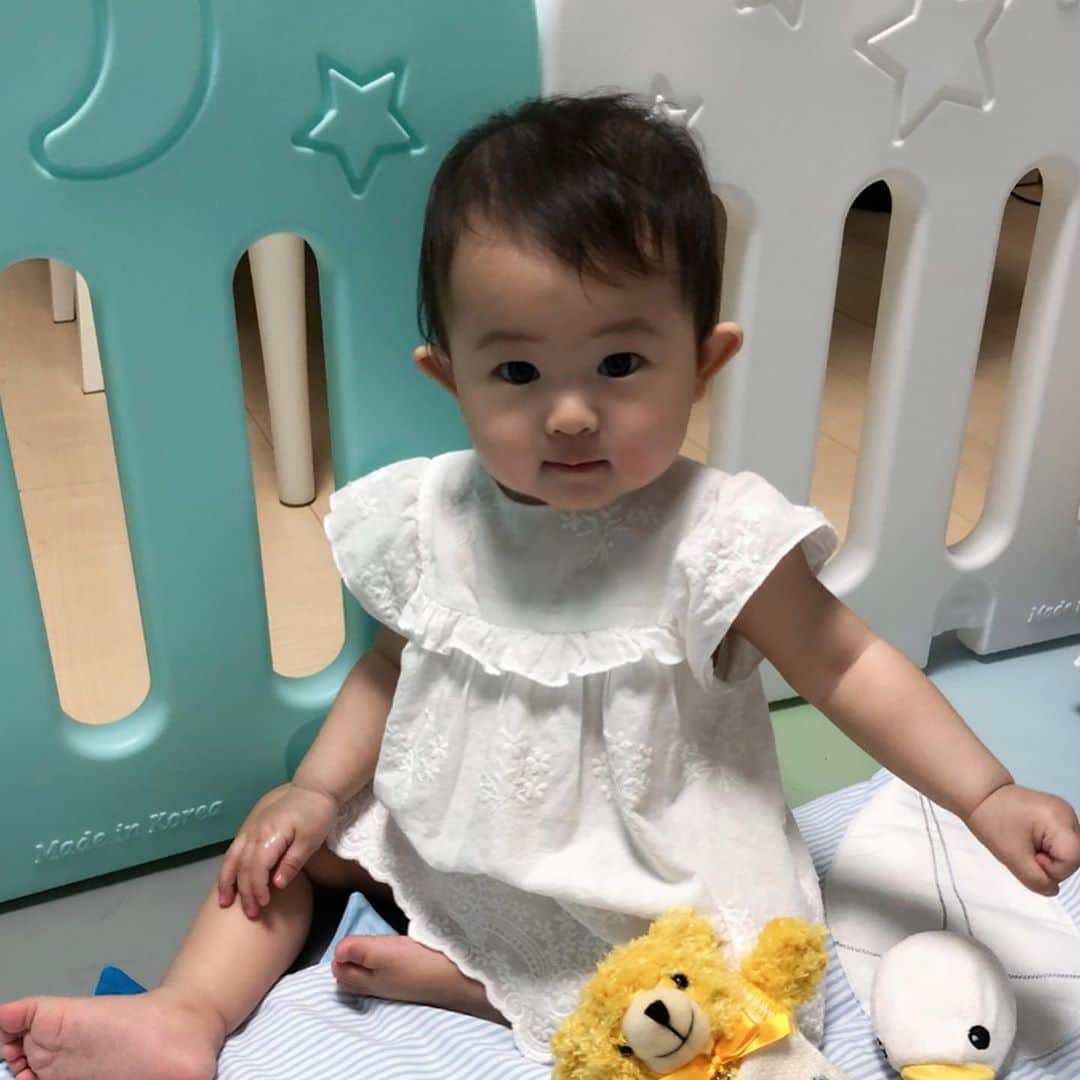 のインスタグラム：「一年前はワンピースだったのに👗 今やブラウスに！！ 人間の子供ってこんなに伸びるんですね(´⊙ω⊙`) 1枚目 生後半年のユニ子さん 2枚目3枚目 今日のユニ子さん  #猫は4匹育てて見慣れてる #人間の子の成長スピードにビックリ #どんどん大きくなって #1歳6ヶ月  #女の子  #女の子ママ #zarakids」