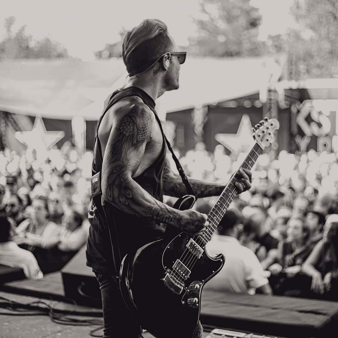 ニック・マーティンのインスタグラム：「Warped Tour, we’re on at 5:20 @ The Monster Energy Stage. We’re signing at @hopefortheday tent @ 2:30. Come get rowdy with us today! Who is hanging out today @vanswarpedtour? // 📸: @itsdannytodd // #vanswarpedtour #warpedtour #vans」