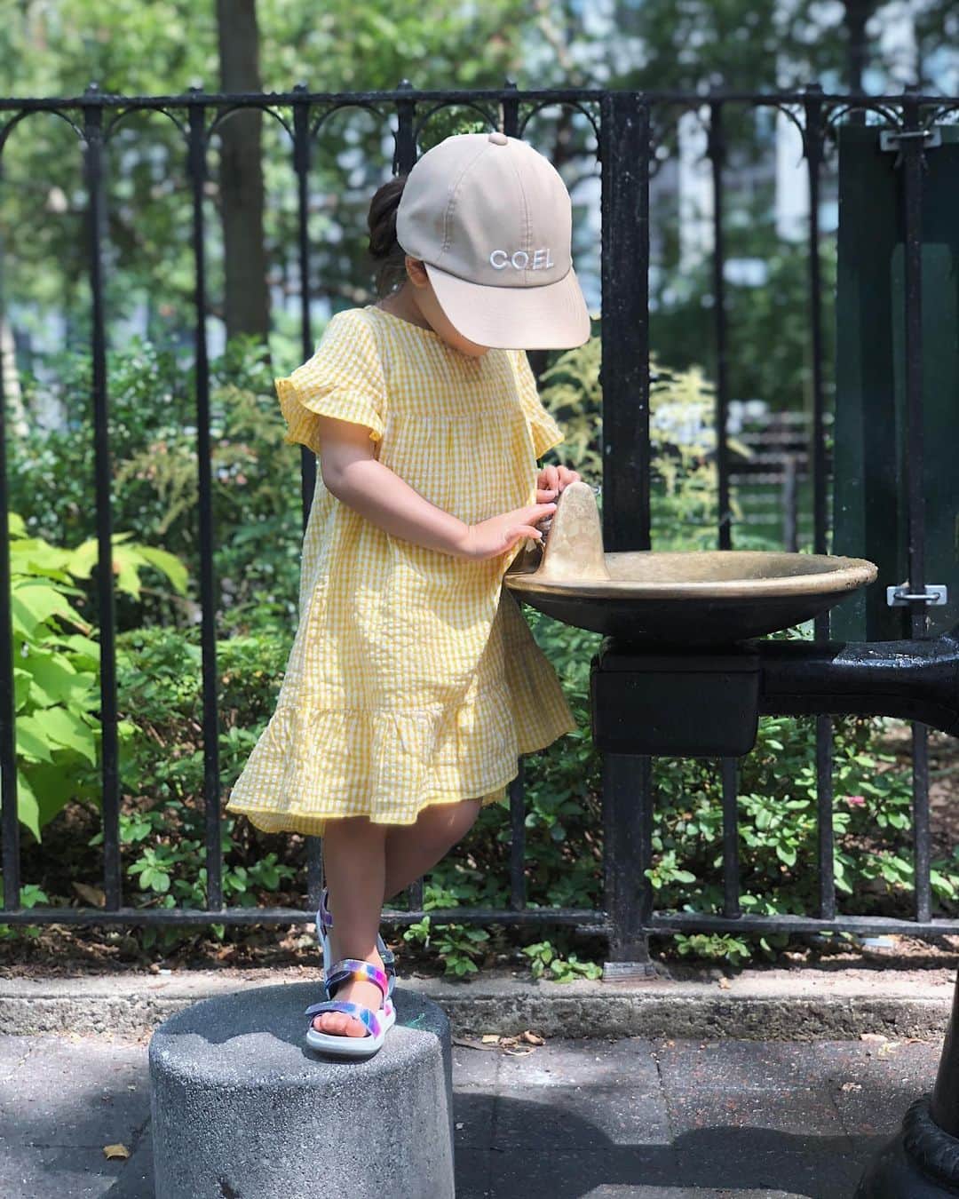 翁安芸さんのインスタグラム写真 - (翁安芸Instagram)「Yellow dress from #happynananobuko @nobukoaspen 💛💛💛 Thank you!! いつも娘の好きなブルーや私の好きなモノトーンが多いですが、グランマの選んでくれた黄色もいいー😃☀️🐥✨ #公園生活 #newyork #nyc #ニューヨーク #pride #weekend」7月1日 0時27分 - akinyc
