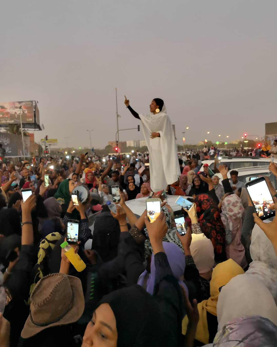 リアーナさんのインスタグラム写真 - (リアーナInstagram)「With more protests planned for today, June 30, I send my ❤️ and I pray for the safety of the Sudanese people. They have a right to speak out and demand peace, justice, and a transition to civilian rule.  Over 100 were killed and hundreds more were wounded during the June 3rd protests. Military rulers need to be held accountable. Praying for no more killings or abuse today.  Fight for human rights in #Africa and stand with protesters in #Sudan.  #BlueforSudan #IAmSudaneseRevolution #Watch_Sudan_on_June30th 💙🇸🇩💙🇸🇩💙 🙏🏿💪🏿🙏🏿💪🏿🙏🏿」7月1日 0時31分 - badgalriri