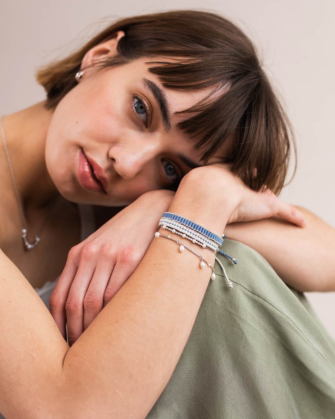 のインスタグラム：「Sundays are for serenity |  Our model wears two bracelets from our new Orbs collection and two classic friendship bracelets.  #LinksOrbs #PearlsReborn」