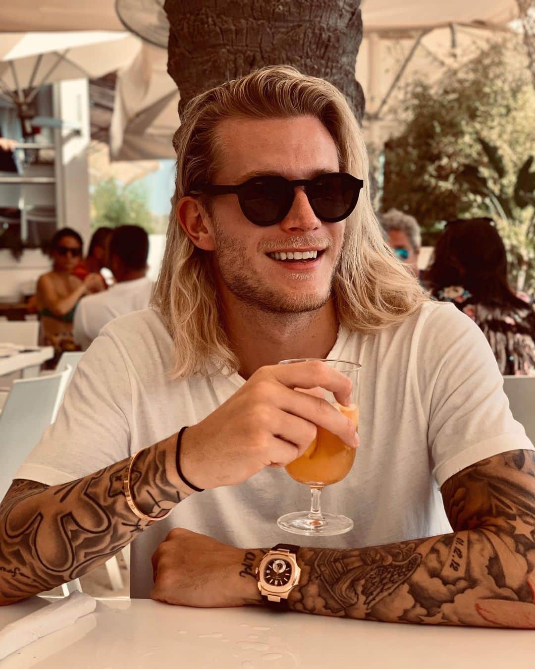 ロリス・カリウスのインスタグラム：「Island vibes 😎🌤 Great days here in the sun mixing work with some pleasure 🌴👊🏻」