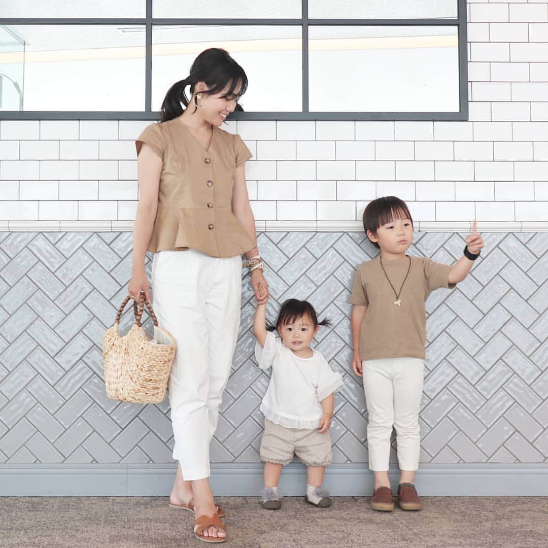 Eri Satoのインスタグラム：「beige×whiteコーデ · @titivate の #フレンチスリーブペプラムブラウス に合わせて、親子リンクコーデ😘 · この日遊んだ @a___ya.s もたまたまおんなじカラーリング😲✨ どっちと親子かわかんないぐらいだったよー😂💕 · #titivate#ティティベイト#stylepoint #titivatestyle #style#fashion#ootd#outfit #code#coordinate#stylepoint#instafashion#instagood#instalike#ファッション#コーディネート#コーデ#プチプラ#プチプラコーデ#今日の服#今日のコーデ#ママコーデ#fashion#カジュアルコーデ#シンプルコーデ#シンプルファッション #親子リンクコーデ愛好家 #おしゃれさんと繋がりたい#おやこーで #おしゃれ好きな人と繋がりたい#ootd#大人カジュアル」