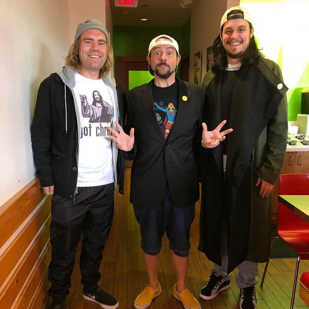 ケヴィン・スミスさんのインスタグラム写真 - (ケヴィン・スミスInstagram)「I’m bringing the @jayandsilentbob trailer to @comic_con and these fine folks are to blame! @saban_films picked trailer house @avsquadla to chop my 1 hour and 45 min epic into a 2 min and 30 seconds red band preview that represents the fun and feels of #jayandsilentbobreboot! And the team at #avsquadla did not disappoint! @brown2707 and @bradleydavid.ca did a phenomenal job of teasing what’s in Reboot without giving it all away - which is a true talent only some storytellers have. I can’t thank these cats enough for distilling my new favorite flick down to a trailer that makes even *me* wanna watch the movie (and I’ve seen it lots)! And to show you what a small world the movie biz can be, I’d actually met @bradleydavid.ca before. On Halloween, I ran into him and his buddy at @veggiegrill (as seen in the second photo) and they were dressed like my characters! So the guy in the @jaymewes cosplay was the same guy who cut the #jayandsilentbob Reboot trailer! How poetic is that? It’s gotta be a good sign we got the right man for the job! You’ll find out in Hall H! #KevinSmith #trailer #movietrailer」7月1日 0時40分 - thatkevinsmith