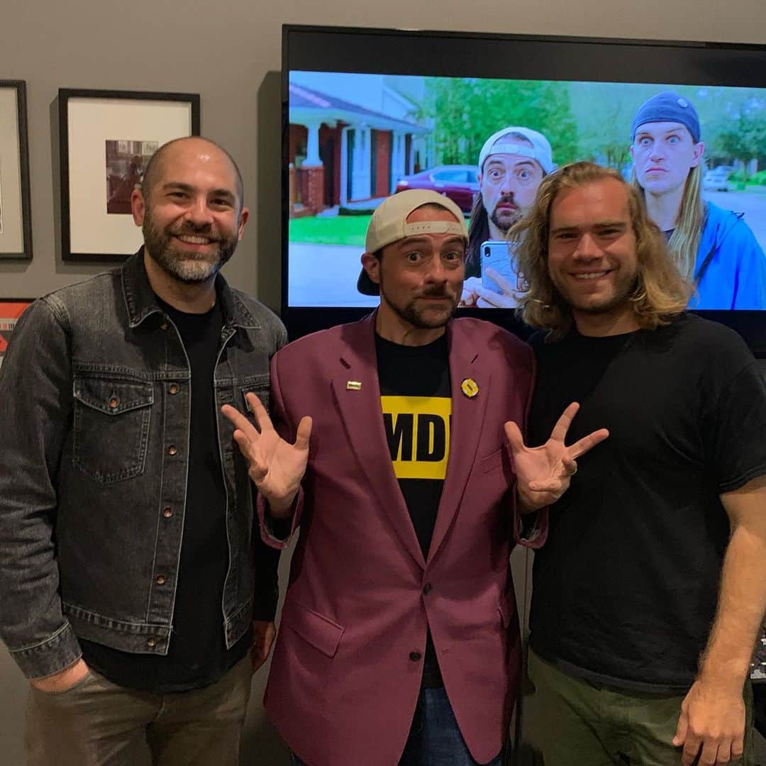 ケヴィン・スミスのインスタグラム：「I’m bringing the @jayandsilentbob trailer to @comic_con and these fine folks are to blame! @saban_films picked trailer house @avsquadla to chop my 1 hour and 45 min epic into a 2 min and 30 seconds red band preview that represents the fun and feels of #jayandsilentbobreboot! And the team at #avsquadla did not disappoint! @brown2707 and @bradleydavid.ca did a phenomenal job of teasing what’s in Reboot without giving it all away - which is a true talent only some storytellers have. I can’t thank these cats enough for distilling my new favorite flick down to a trailer that makes even *me* wanna watch the movie (and I’ve seen it lots)! And to show you what a small world the movie biz can be, I’d actually met @bradleydavid.ca before. On Halloween, I ran into him and his buddy at @veggiegrill (as seen in the second photo) and they were dressed like my characters! So the guy in the @jaymewes cosplay was the same guy who cut the #jayandsilentbob Reboot trailer! How poetic is that? It’s gotta be a good sign we got the right man for the job! You’ll find out in Hall H! #KevinSmith #trailer #movietrailer」