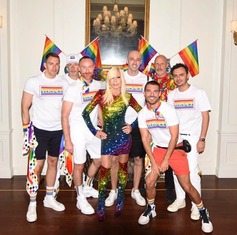 ドナテラ・ヴェルサーチさんのインスタグラム写真 - (ドナテラ・ヴェルサーチInstagram)「Loud and #PROUD with my team today! #nycpride #worldpride #stonewall50 #loveislove」7月1日 0時40分 - donatella_versace