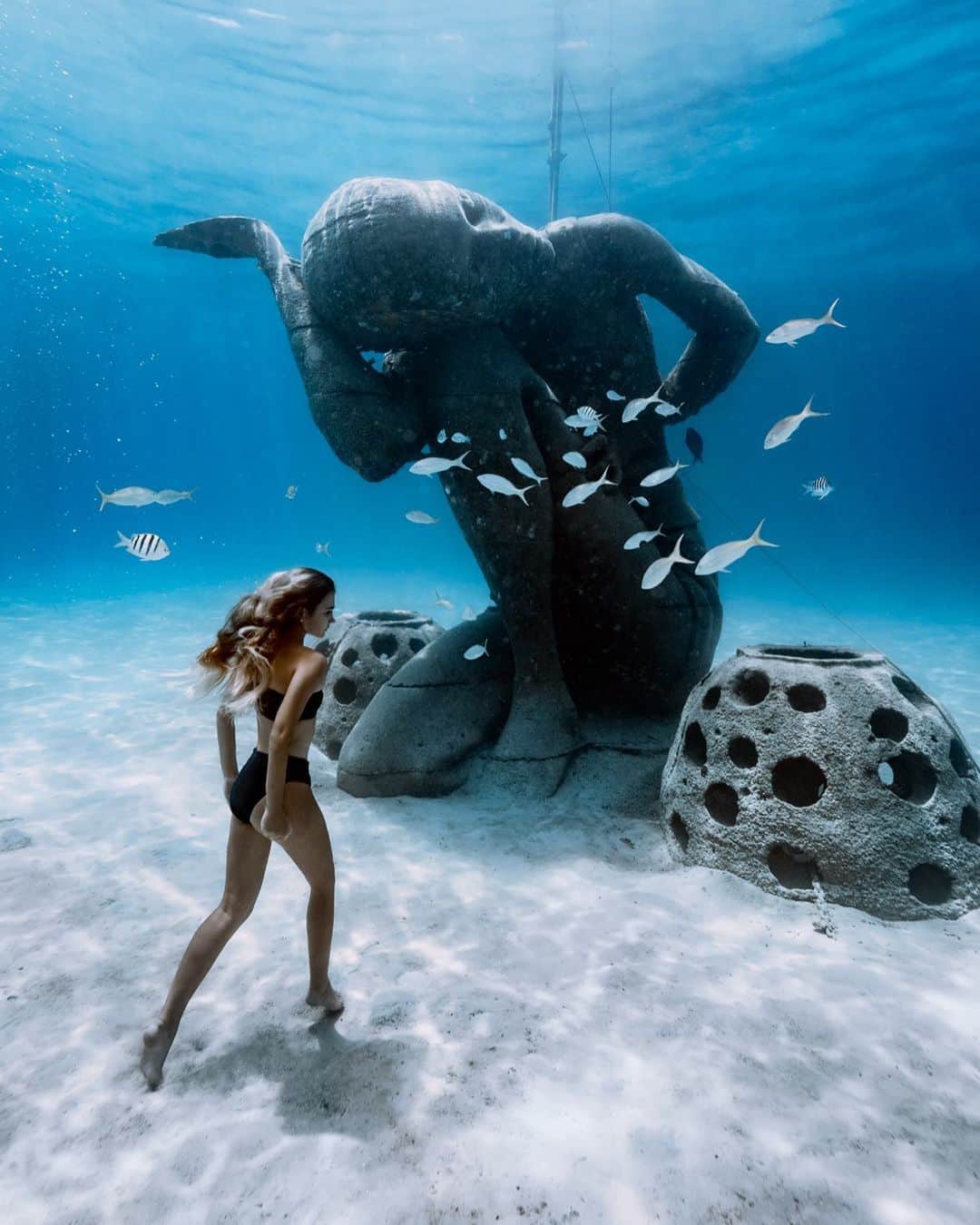 のインスタグラム：「Ocean Atlas pt. 2 💦💙 📷 @elenakalis . . . #nassau #nassaudiving #oceanatlas #underwaterphotography #underwater #photography #travel #travelphotography #bahamas #sheisnotlost #speechlessplaces #girlsborntotravel #passionpassport #tlpicks #dametraveler #shetravels #meettheworld #darlingescapes」