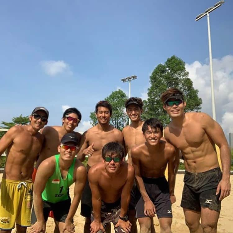 越川優さんのインスタグラム写真 - (越川優Instagram)「1週間のシンガポールCampを終え、今から中国に移動します✈️ 今年3回目のシンガポールCamp本当に 毎回毎回最高の環境で 練習させて頂き 本当にありがとうございます😊 いたせりつくせりのシンガポールCampです😆  そして本日、6/30で35歳を迎えました🎂 いつもなにも言わず応援してくれる両親・妻・家族・チームメイト・友達 いつも一緒に戦ってくれているスポンサーの皆様 いつも応援してくださるファンの皆さん ありがとうございます☺️ この一年、しっかり結果にこだわり、前進していきたいと思います🏐 これからもよろしくお願いします😊 #横浜メディカルグループ 所属  #ymg  #hrdエンジニア株式会社  #加賀電子株式会社  #株式会社朋栄社  #和興通信工業株式会社  #株式会社かとり  #株式会社デューク  #エルバランスアイズ  #株式会社ドリームオンライン  #gallery2  #claudiopandiani  #volleyballjunky  #ルックスオティカジャパン  #luxotticajapan  #oakley  @oakleyjapan  #有限会社ベストパフォーマンス  @best.performance2002  #酒井医療株式会社  #カラダファクトリー  @platform1440  #マイナビ  #越川優  #yukoshikawa  #beachvolleyball  #ビーチバレー  #tokyo2020  @fivbvolleyball  @jva_beachvolley  #池田隼平  #森岡大生」7月1日 0時44分 - yu_koshikawa