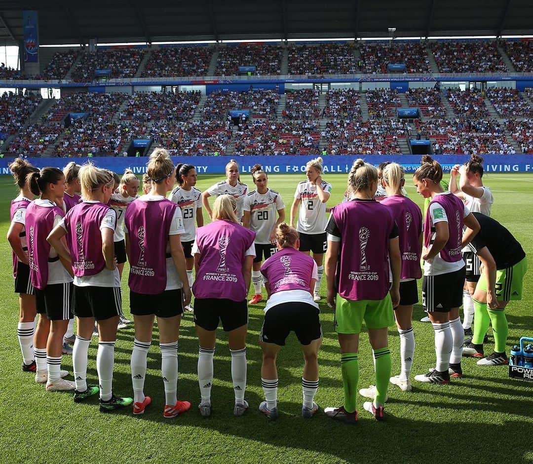 レナ・ゲースリンクさんのインスタグラム写真 - (レナ・ゲースリンクInstagram)「Danke Team......Danke Familie/Freunde....Danke Frankreich.....Danke für den Support... #fifawomensworldcup #frankreich wir#imteam」7月1日 0時47分 - lena_goessling