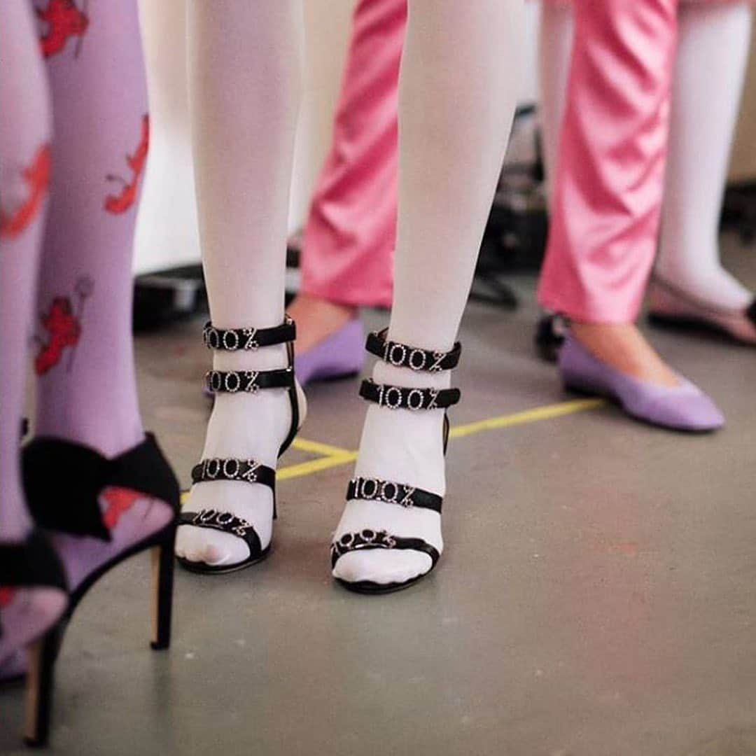 Jimmy Chooさんのインスタグラム写真 - (Jimmy ChooInstagram)「Meet our ALEXANDRA sandals from the #JimmyChooAshleyWilliams collection featuring @ashleywilliamslondon signature ‘100% girls’ slogan. Discover the capsule collection online now. 📷 @missvogueuk」7月1日 1時00分 - jimmychoo