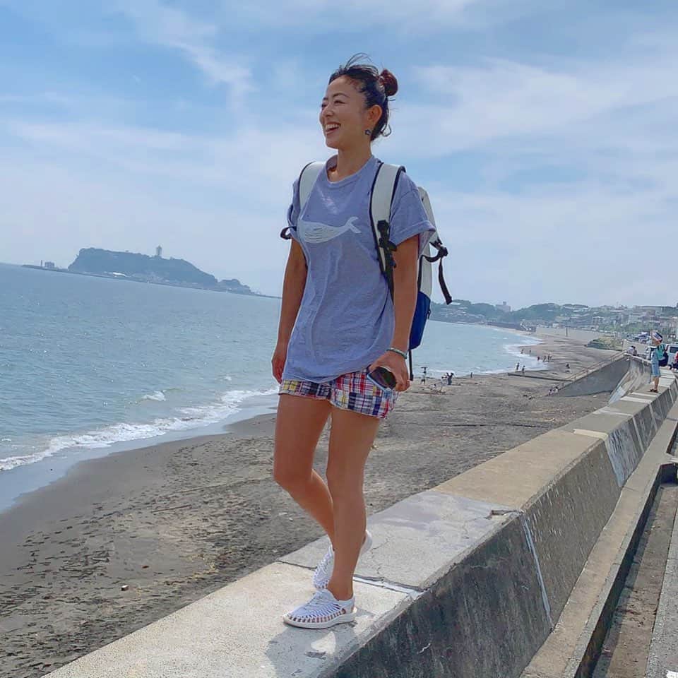 のインスタグラム：「Gooooood Morning 😆🤙🌺 ７月突入🙌🌈 2019年入って半年過ぎた！😨早っ💦 沖縄は梅雨明け⁉️ いーなー💦 梅雨も良いけど💦 湘南にも早く夏よこーーい🙌  2018年関東も 6月29日に梅雨明けてるんだけどなーー🧐  来週末は７月７日は七夕🎋ですし✨ 材木座テラスでイベントレッスンですし✨ 梅雨明けして カラッと晴れてほしいっ😊🌈 🌴 🌊 三崎口Supツアーも🏄‍♂️ 本格的にスタート🙌 ご予約もご連絡続々と頂き😭❤️ ７月〜９月 土曜日:日曜日 楽しみで仕方ありません‼️ 改めてまた空き状況と共に お知らせさせて頂きます😊が、 ご検討下さっている皆様❤️ ご希望の日時に添えるよう💦 お早目のご予約を❤️ ⚠️７月最終土日はお休みです。  雨でも、晴れでも 今日は、今日しかないスペシャルな今日 Have a nice day 🙌🌈 まだかな〜 #梅雨明け #湘南 #７月 #tシャツ @beachdogscafe  #backpack @helly_hansen_jp  #shoes @keen_japan  #お気に入り  #海 #ロケーション  #sea #beach #七里ヶ浜  #pacificdrivein @pacificdrivein  #shonan  #湘南ライフ」