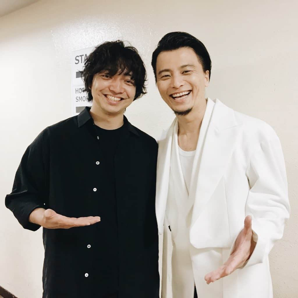 三浦大知さんのインスタグラム写真 - (三浦大知Instagram)「観に行かせていただきました 最高過ぎて 完璧過ぎて 言葉になりません...笑 #KREVA#日本武道館 #NEWBESTALBUMLIVE #成長の記録 #本当に最高でした #いつも本当に有難うございます #また御一緒させていただけるように #まだまだ頑張ります #俺も早くライブしたい！！！ ^_^ #写真3枚目はcmonletsgoのジャケ写で使われたライトをなんとかジャケ写と同じような角度で撮れないか探ってる俺の後ろ姿 #完全に #ただの #ファン笑」7月1日 0時52分 - daichimiura824