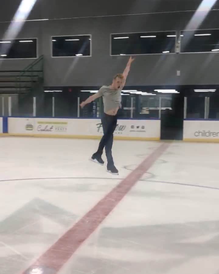 アレクサンダー・ジョンソンのインスタグラム：「Weird to not be posting a video of my own skating, but fun to see how hard @akrasnozhon has been working on the short program I put together with him. Truly a pleasure working with him and @olgalexcoaching down in Dallas this spring - excited to continue shaping this and his long as the season goes on.」