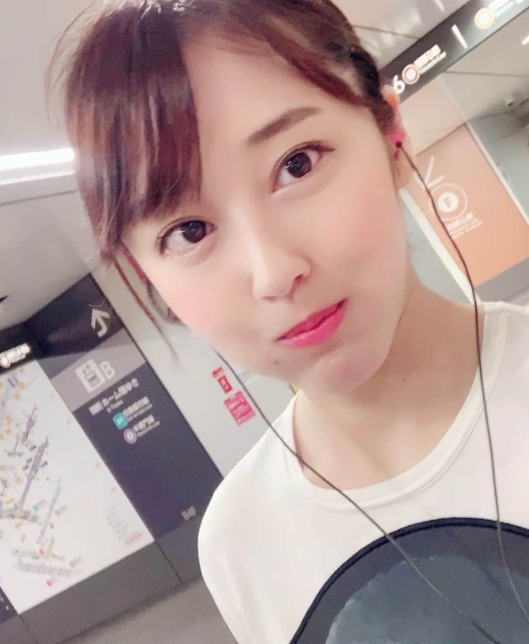 入澤優さんのインスタグラム写真 - (入澤優Instagram)「お疲れ様です❤︎ 明日から仕事頑張ろう❤︎ #いいねしてね #フォローしてね #自撮り #セルフィー  #make #lip  #赤リップ #dior #美容垢さんと繋がりたい」7月1日 0時57分 - penchan0327