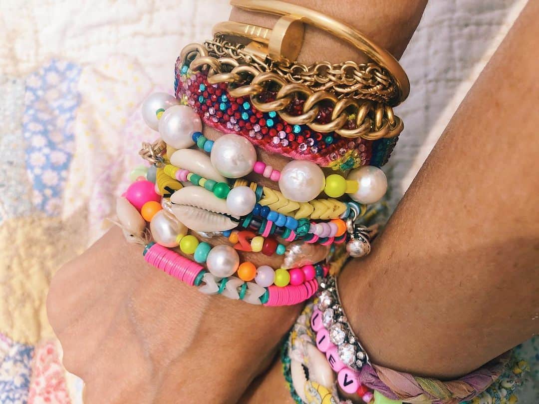 ダニジョーのインスタグラム：「GIVE US COLOR ❤️🧡💛💚💙💜 tap to shop @jodiesnydermorel’s #armparty」