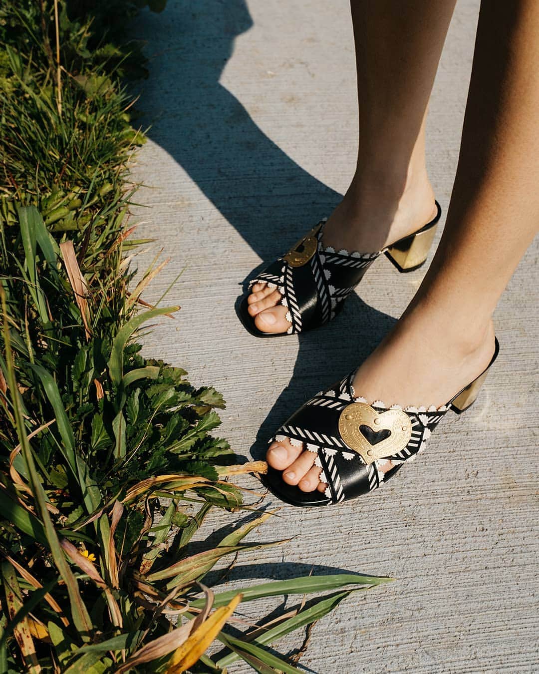 バリーさんのインスタグラム写真 - (バリーInstagram)「City break essentials. The #BallySwissHearts sandals add a romantic touch to any summer look. #Bally」7月1日 1時08分 - bally