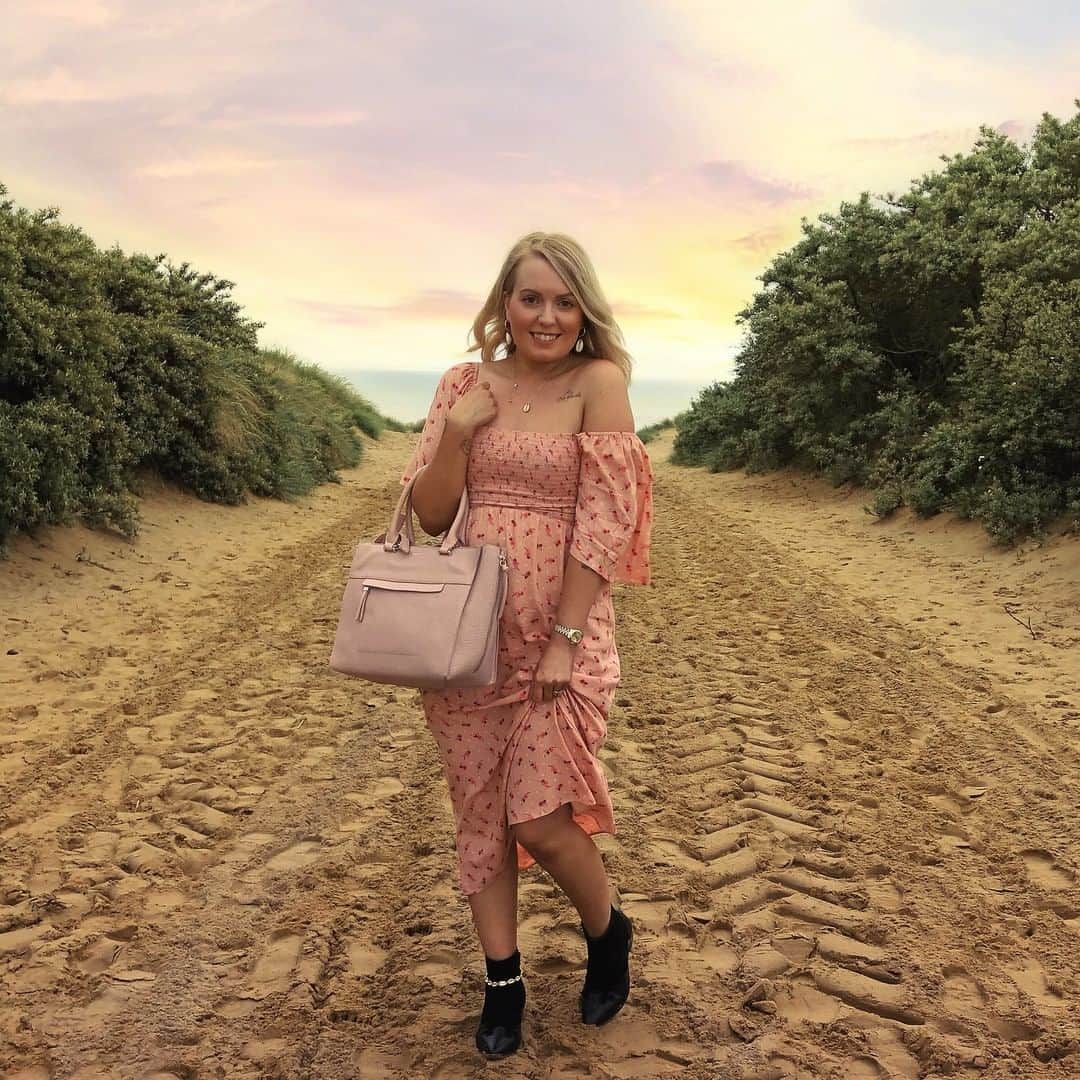フィオレッリさんのインスタグラム写真 - (フィオレッリInstagram)「The lovely @mumofmadlads will tell you that the Anna tote in this gorgeous rosewater hue is a new firm favourite of hers - perfect for summer, seasides and sunsets 😍📸: @mumofmadlads #FiorelliFor #Handbags」7月1日 1時01分 - fiorelli_bags