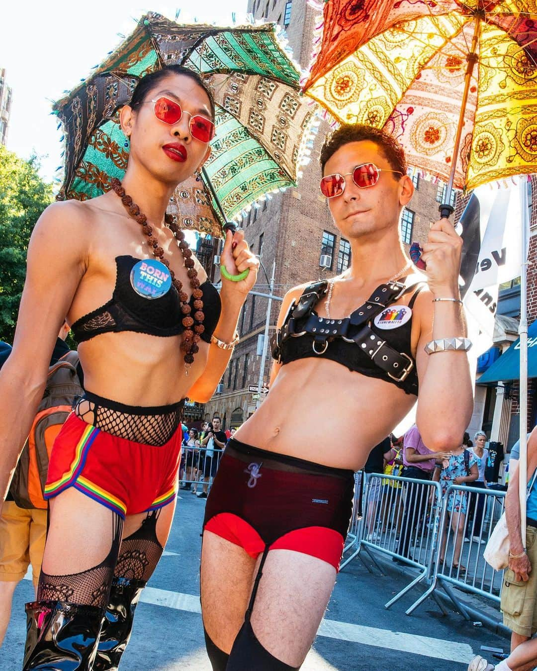 barneysnyofficialさんのインスタグラム写真 - (barneysnyofficialInstagram)「The sun is shining on today’s #pride festivities in NYC! #worldpride #bnyworldpride #stonewall50  Photographed by @hunterabrams」7月1日 1時01分 - barneysny