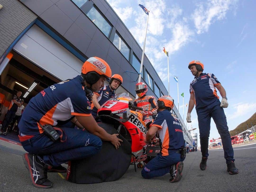 MotoGPさんのインスタグラム写真 - (MotoGPInstagram)「Getting ready to race 👀 // 📸 @gopro #DutchGP 🇳🇱 #MotoGP #MM93 #Motorcycle #Racing」7月1日 1時03分 - motogp