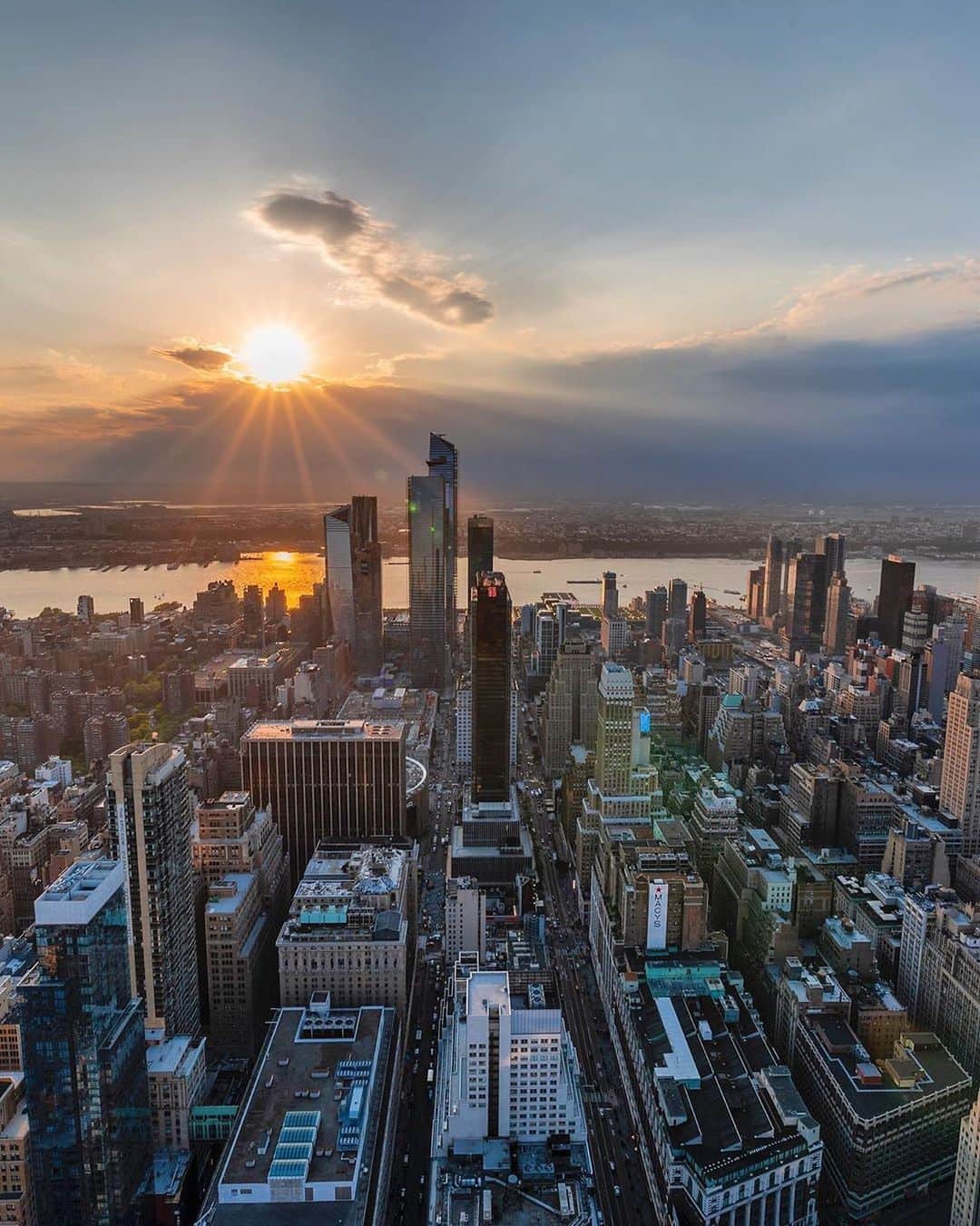 Empire State Buildingさんのインスタグラム写真 - (Empire State BuildingInstagram)「Nothing else matters from up here. 🔝 📸: @captiv_8🌤️ . . . . . . . . . . . . #nyc #newyork #newyorkcity #esb #empirestate #empirestateofmind #loves_nyc #ny_uncut #ilovenewyork #travelgram #bigapple #nightshooters #newyork_world #newyorkcitylife #thisisnyc #ilove_newyo #nycdotgram #city_of_newyork #ig_nyc #what_I_saw_in_nyc #newyorklike #newyork_instagram #nyclife#newyorklife #nycprimeshot #seeyourcity #new_york_shots #nyloveyou #igrecommend」7月1日 1時04分 - empirestatebldg