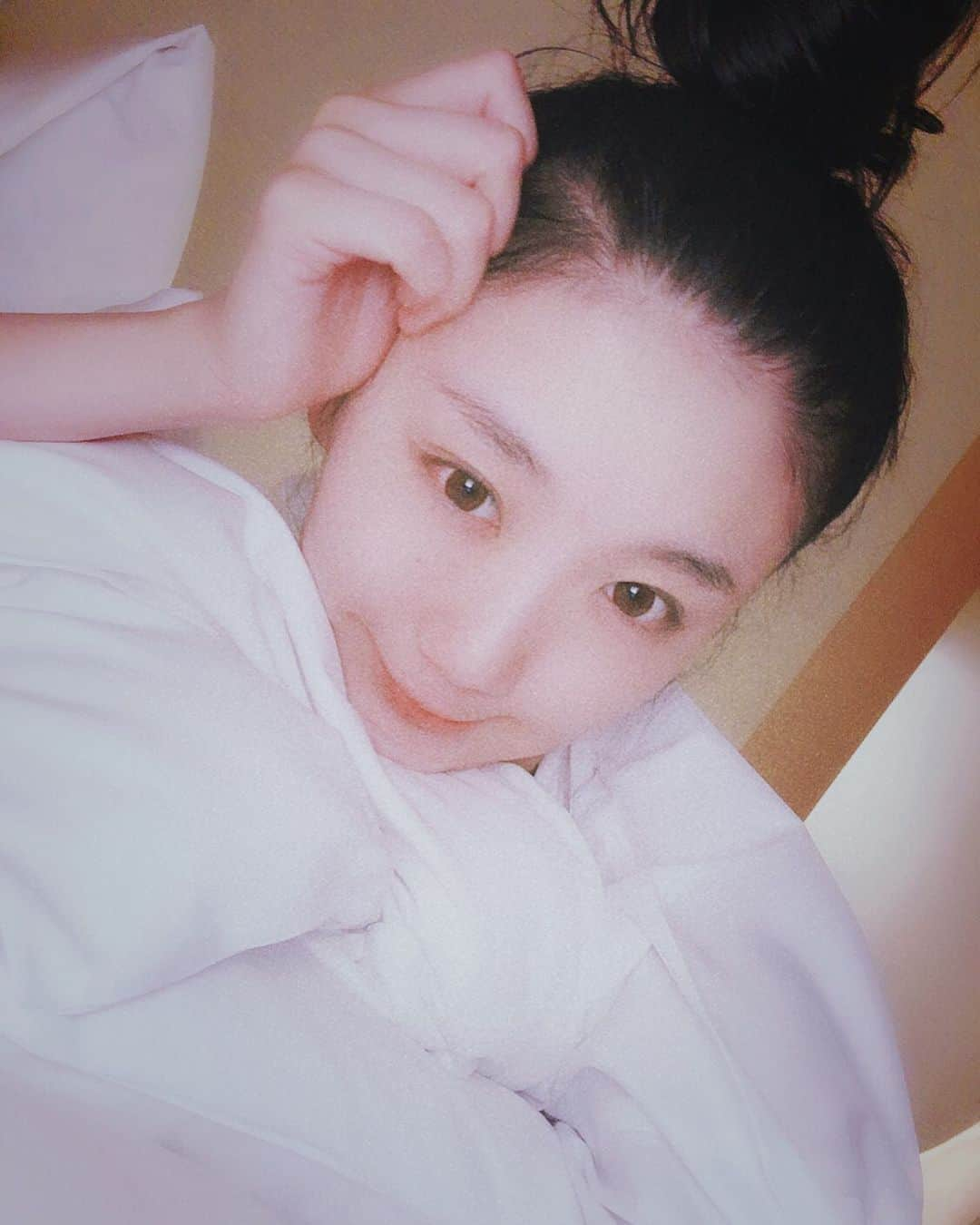 まりゑさんのインスタグラム写真 - (まりゑInstagram)「ホテル女🏨生活  #まりゑ  #ホテル #枕の高さ #枕の硬さ #掛け布団の質 #これが一番大事」7月1日 1時05分 - manmarumarie