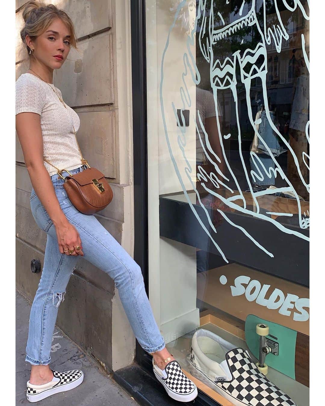 アリス・アイザズのインスタグラム：「Qui dit grand pied dit... grande chaussure.」