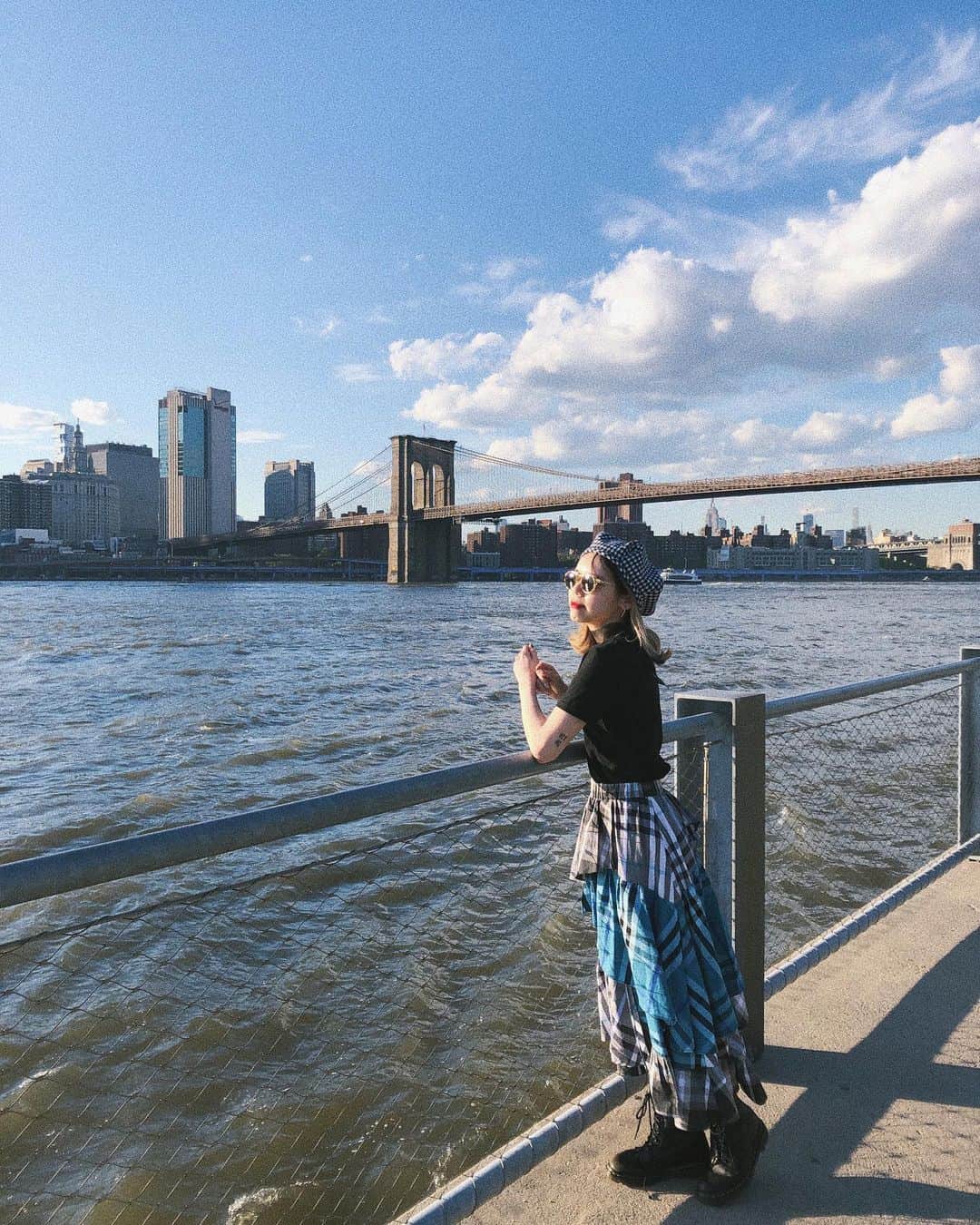 瀬戸あゆみさんのインスタグラム写真 - (瀬戸あゆみInstagram)「Brooklyn bridge is so cool!☁️🗽🚕 ﻿ ﻿ NYのすきなところ、たくさんあるけど、その中のひとつに、海に囲まれているところっていうのがある。﻿ ﻿ 世界一の大都会なくせに、何かあればすぐに波打つ海を見て黄昏ることができる。﻿ ﻿ 東京にもお台場があるにはあるけれど、あそこは人工的過ぎて海とは呼べない気がして。﻿ ﻿ SATCで印象に残ってるシーンでも、海が出てくるものがたくさんある。。。(女4人でフェリーに乗ってスタッテン島に行ったり、キャリーがアレクサンドル・ペトロフスキーと海のすぐ側を話しながら散歩してるところとか。。。) ﻿ ﻿ ますますNYへの憧れが増すばかり。﻿ (NYに来てからわたしのSATC例え話がうるさくなってる)﻿ ﻿ #ayumi_journey ﻿ #brooklynbridge #brooklyn #ny」7月1日 1時13分 - setoayumi